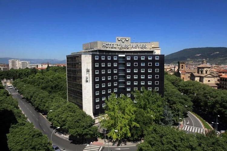 where to stay in pamplona - tres reyes