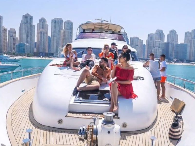 Dubai Yacht Tour with Lunch