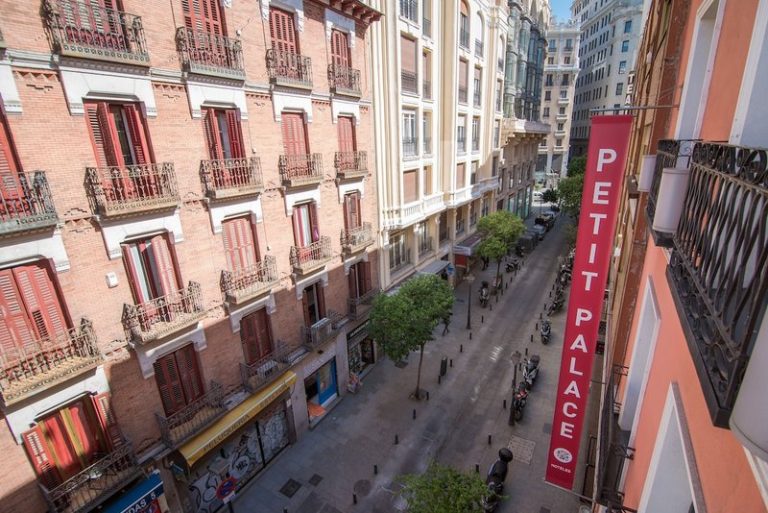 Petit Palace Tres Cruces